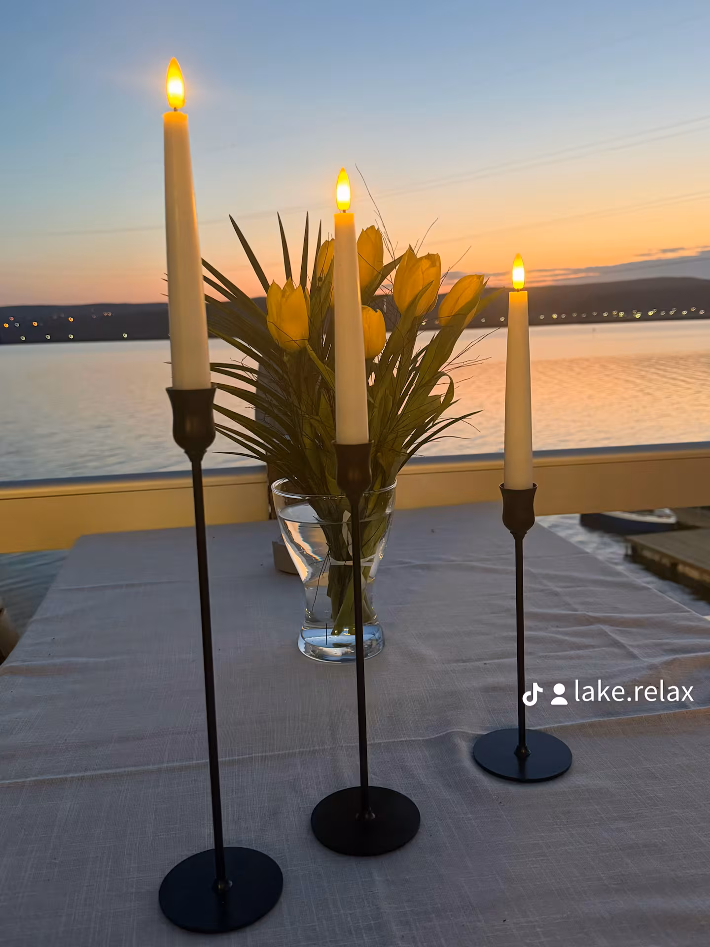 Balcon amenajat cu măsuță și scaune cu o panoramă liniștitoare spre lacul Budeasa