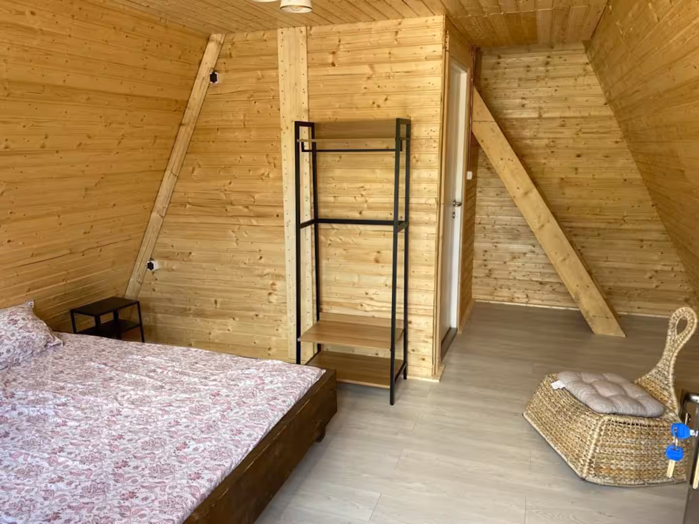 Dormitor luminos amenajat cu lenjerie albă premium, design modern minimalist și detalii rustice
