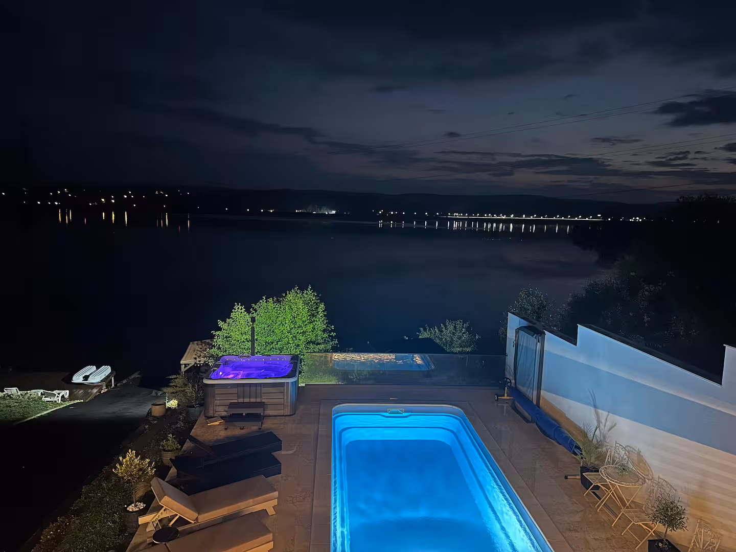 Apus portocaliu și roșiatic spectaculos reflectat complet pe suprafața apei lacului Budeasa