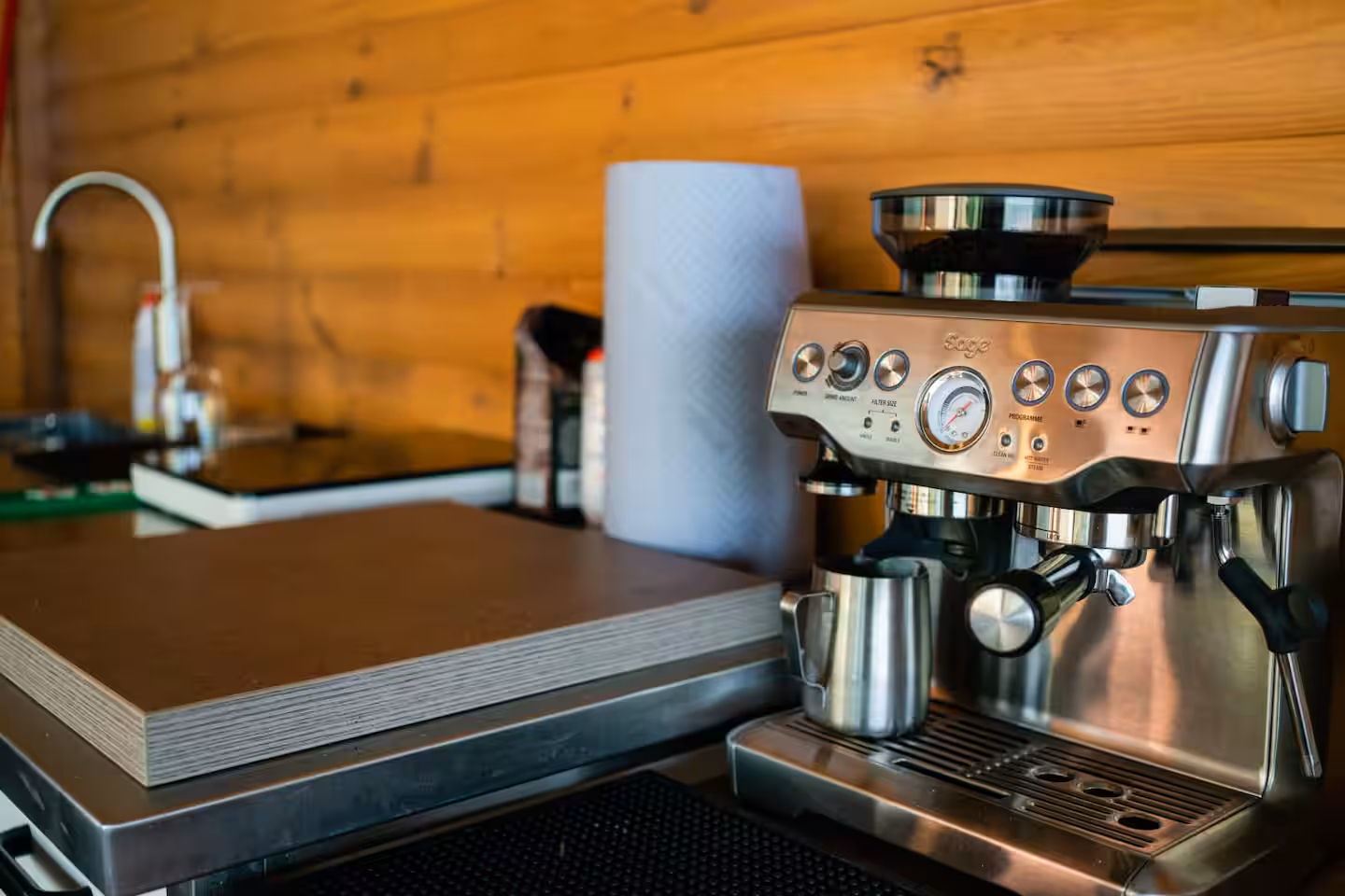 Chicinetă modernă compactă cu cafetieră, cuptor cu microunde și veselă utilă