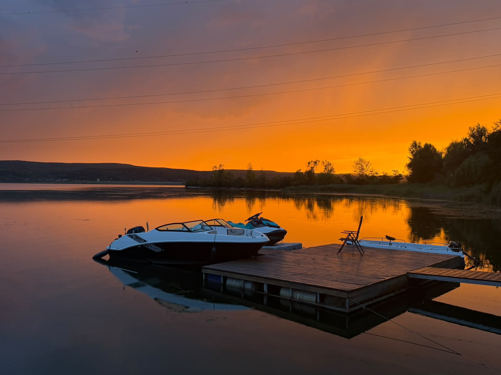 Vedere generală pe timp de zi din pontonul complexului Lake Relax Budeasa