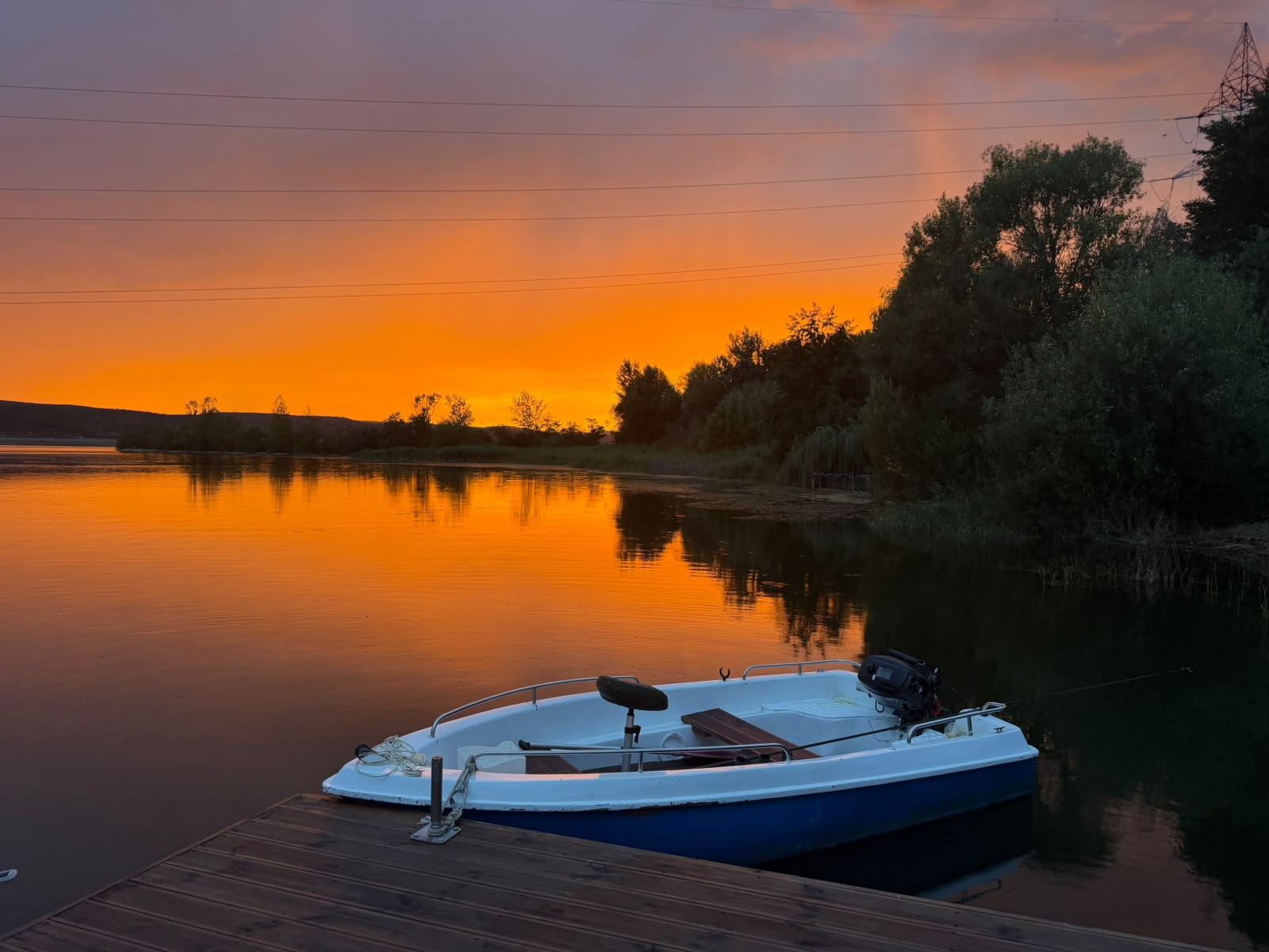 Pontonul Lake Relax Budeasa la apus de soare cu șezlonguri