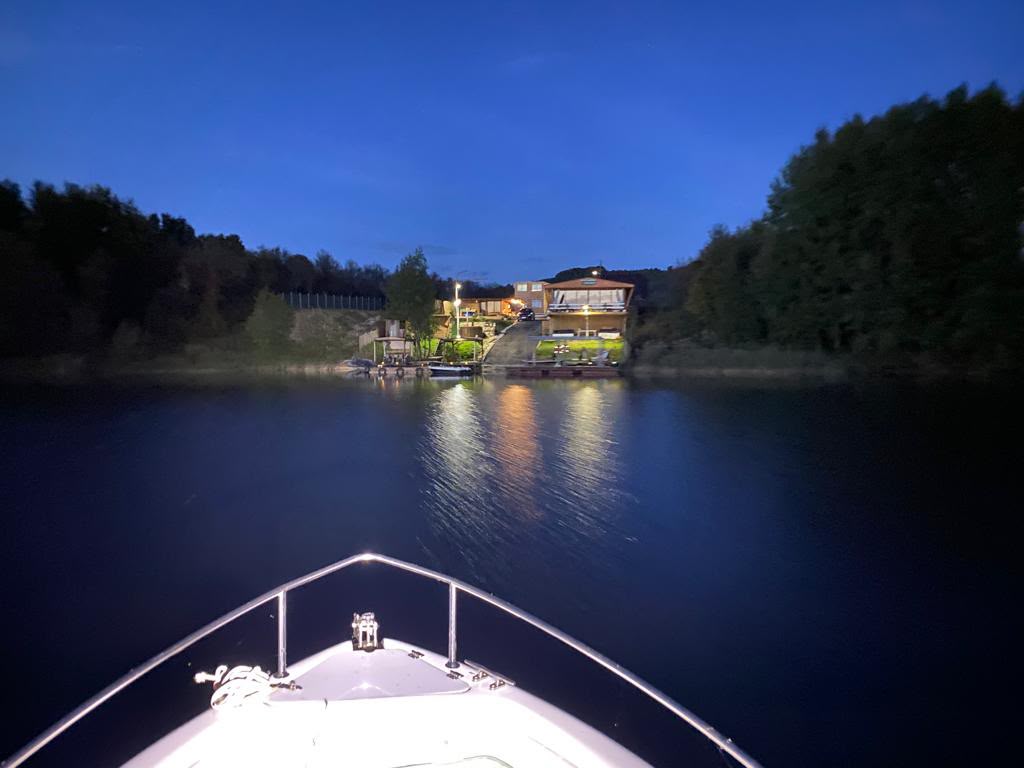 Baie complet amenajată cu gresie modernă și duș spațios
