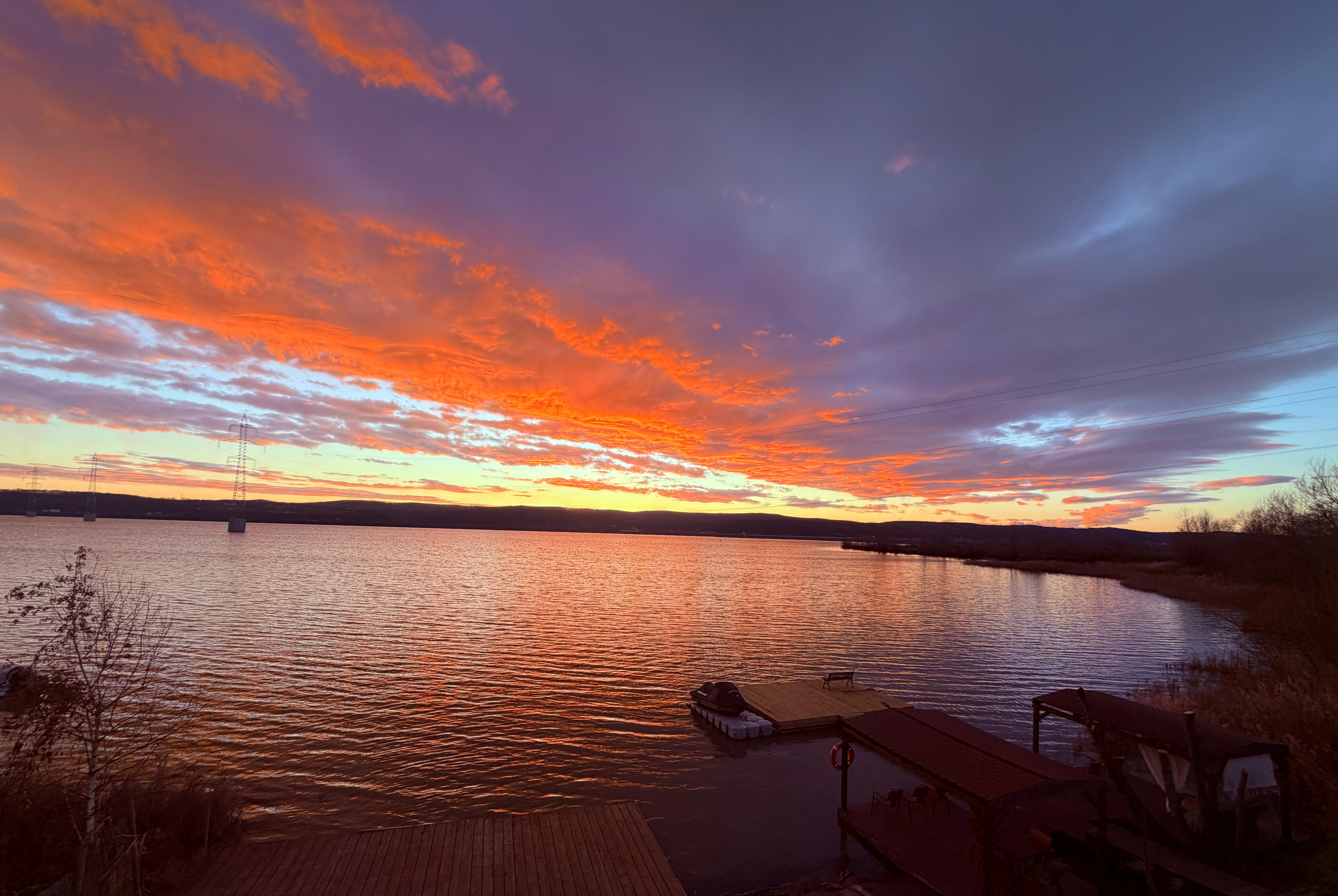Vedere panoramică a lacului Budeasa la lăsarea serii
