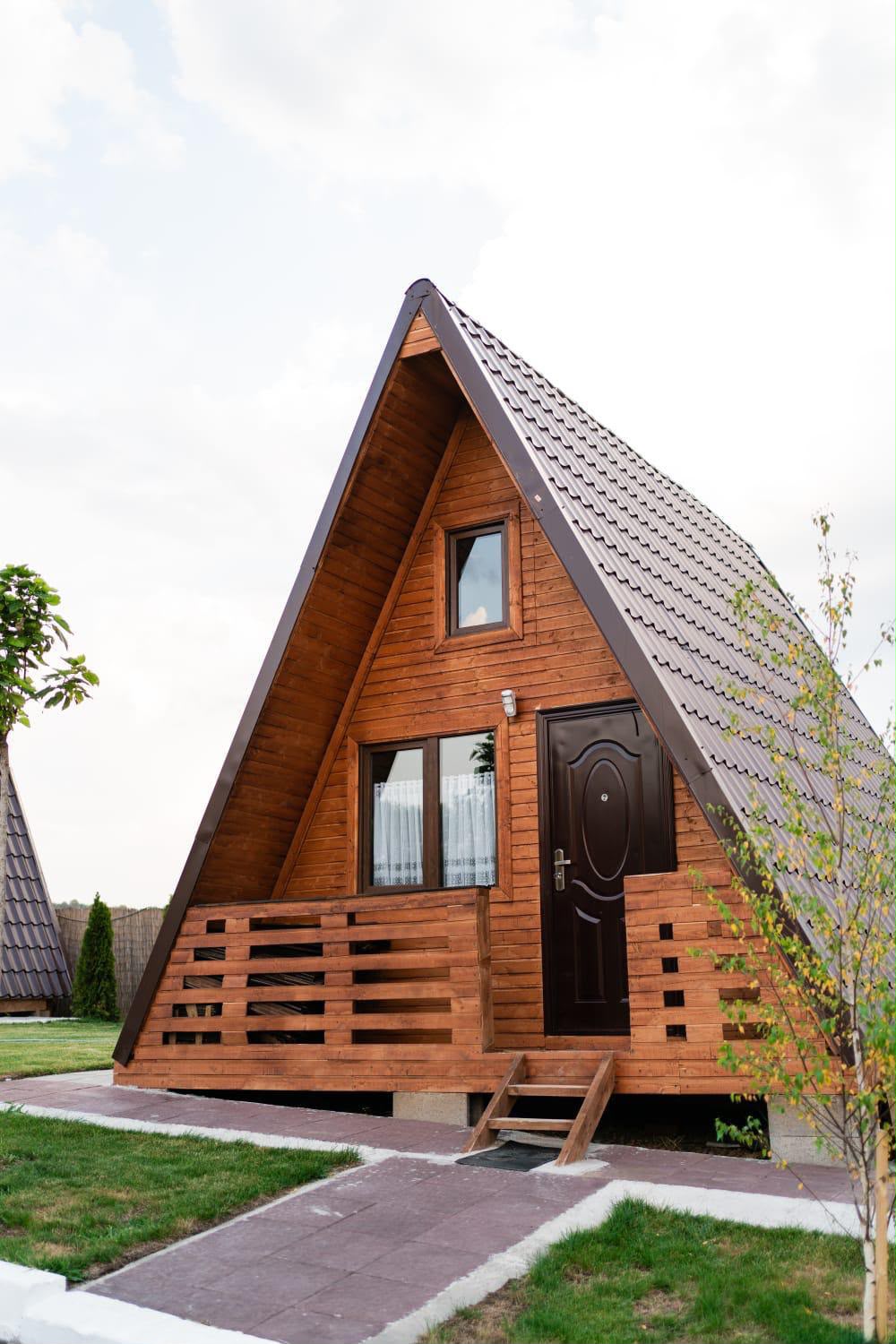 Căsuță cochetă din lemn construită rustic pe malul lacului